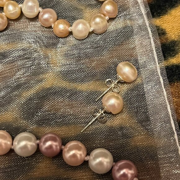 New Women's White/Pink/Beige Pearl Set includes Necklace, Bracelet and Earrings! - Picture 3 of 5